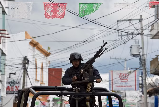 Cảnh sát liên bang Mexico giành quyền kiểm soát 13 thành phố ảnh 1