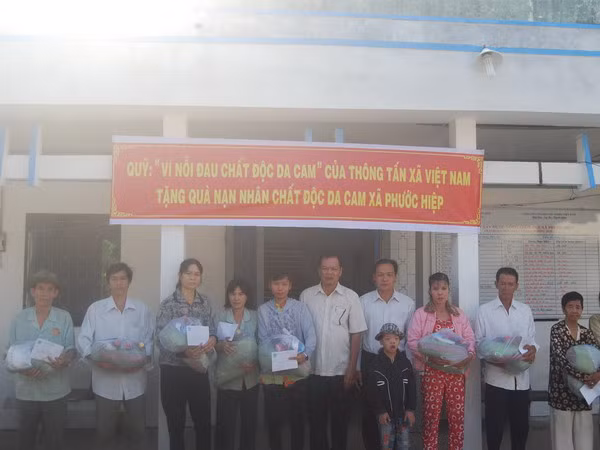 TTXVN tặng quà cho nạn nhân da cam tại tỉnh Bến Tre ảnh 1