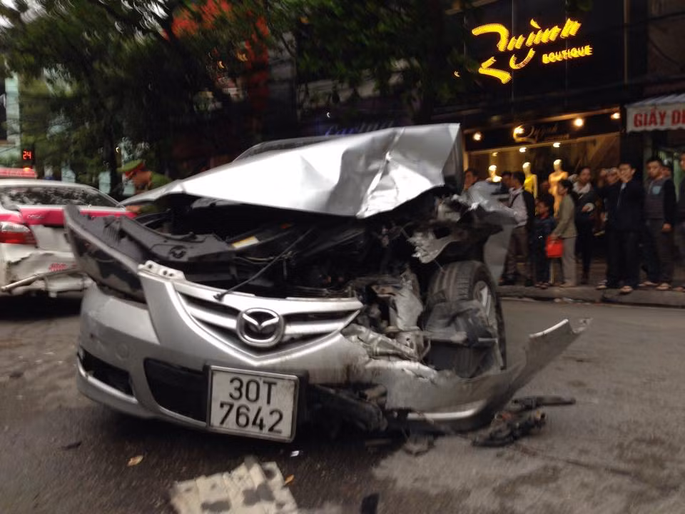 "Xe điên" gây tai nạn liên hoàn nghiêm trọng ở phố Bà Triệu ảnh 1