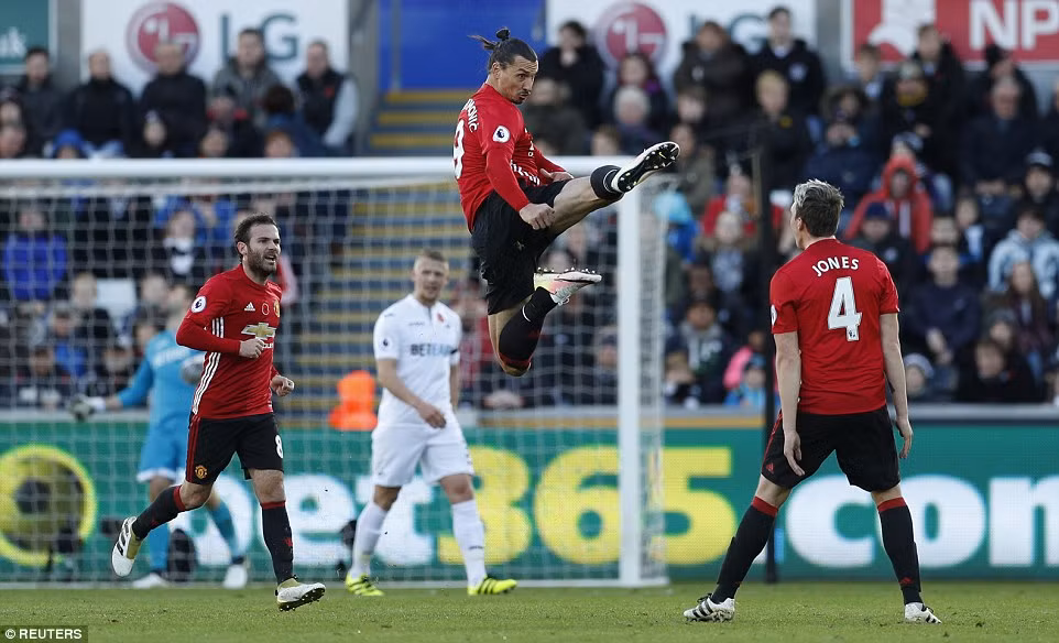 Ibrahimovic lập cú đúp, M.U chấm dứt chuỗi trận gây thất vọng ảnh 1
