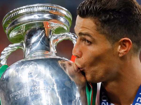 Nhà vô địch châu Âu Ronaldo thống trị thế giới "ảo" ở EURO 2016 ảnh 1
