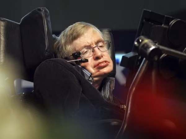 Stephen Hawking cảnh báo tương lai bất ổn của con người ảnh 1