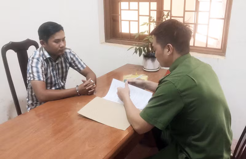 Tạm giữ đối tượng mạo danh công an để lừa đảo chiếm đoạt tài sản ảnh 1
