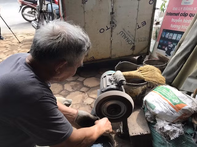 Làng nghề 'đệ nhất dao kéo đất Thăng Long' và hành trình giữ lửa rèn ảnh 3