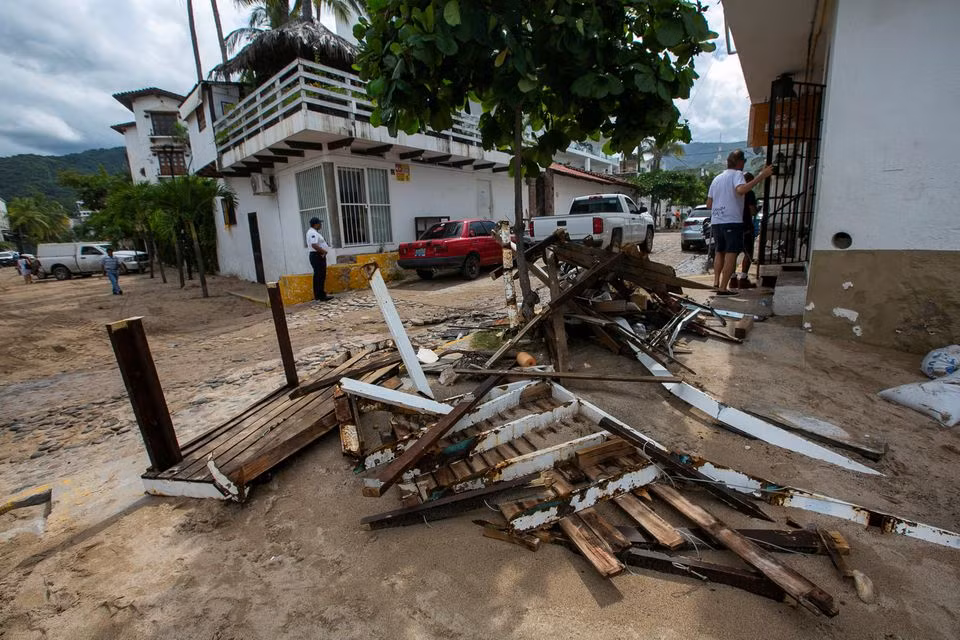 Mexico: Bão Roslyn kèm theo mưa lớn làm 2 người thiệt mạng ảnh 1