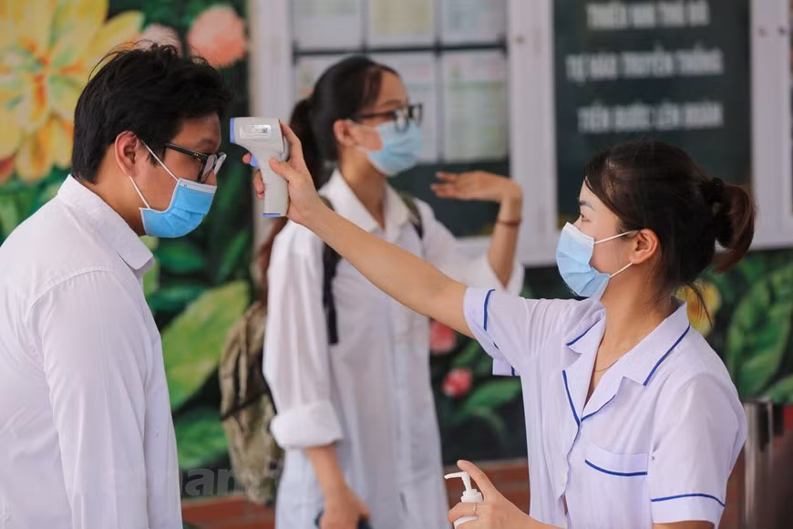 Tốt nghiệp THPT: Gần 24.000 thí sinh không thể dự thi vì COVID-19 ảnh 1