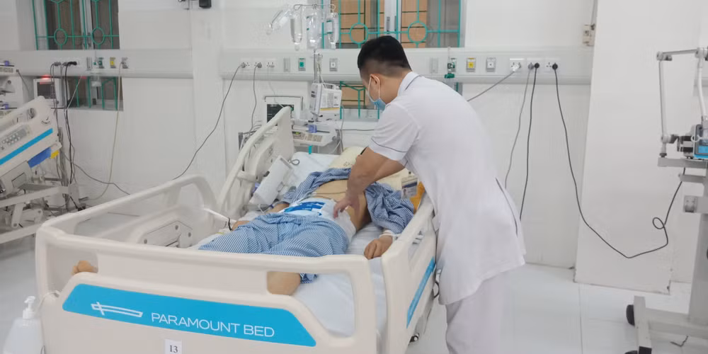 Cao Bằng đối mặt với khó khăn kép về nguồn nhân lực y tế ảnh 1