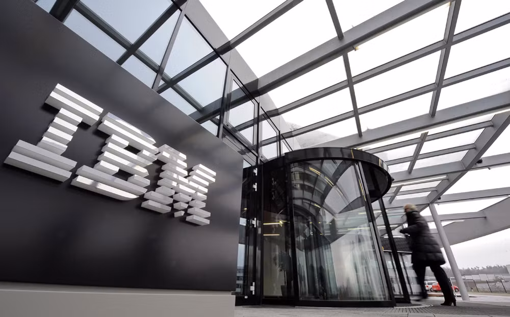 S&P hạ bậc xếp hạng tín nhiệm của IBM sau vụ mua lại Red Hat ảnh 1