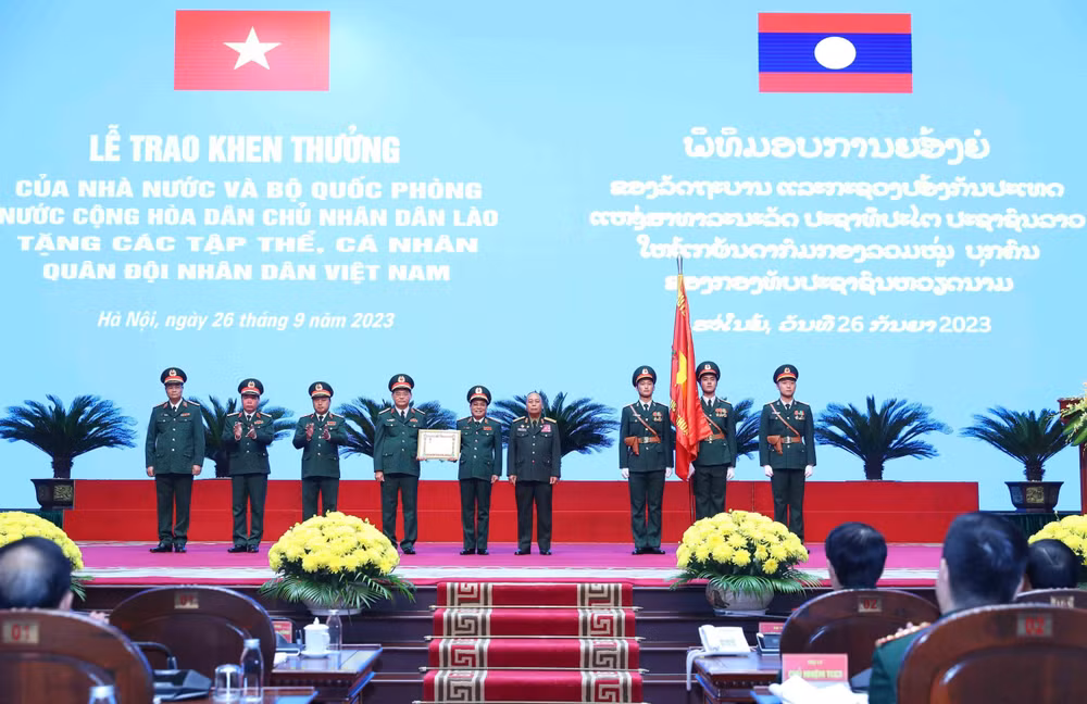 Nhà nước và BQP Lào khen thưởng 68 tập thể, cá nhân QĐND Việt Nam ảnh 1