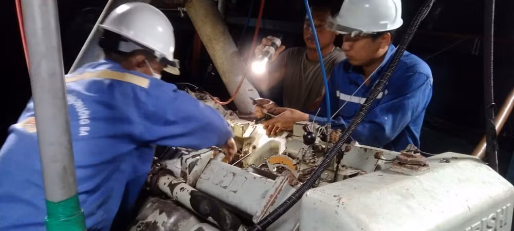 Hải quân cấp cứu ngư dân, hỗ trợ sửa chữa cho tàu cá tỉnh Quảng Nam ảnh 1