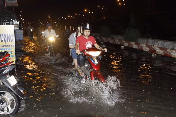 TP.HCM: Mưa lớn, tầng hầm cao ốc chìm trong biển nước ảnh 1