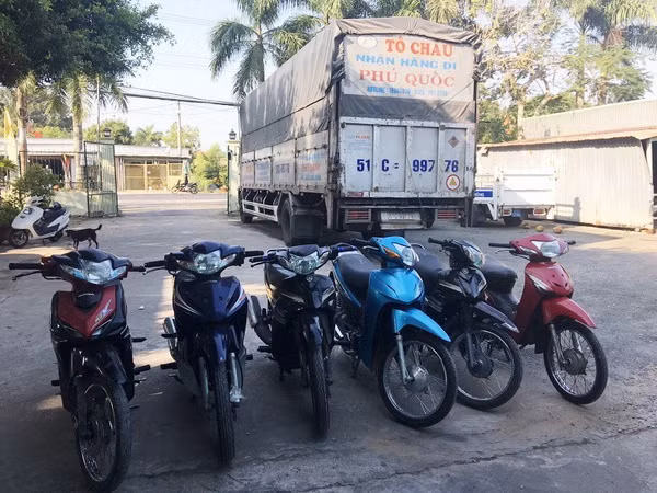 An Giang: Phát hiện xe tải chở nhiều xe máy không rõ nguồn gốc ảnh 1