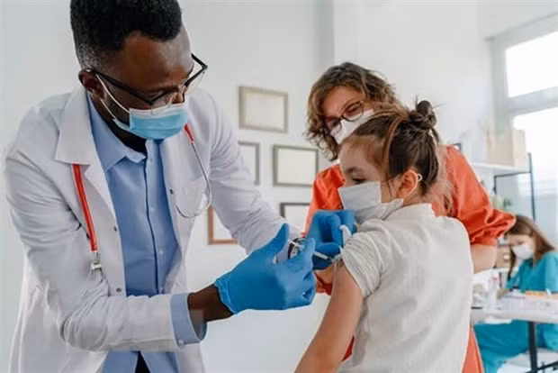 Singapore phê duyệt thêm vaccine ngừa COVID-19 cho trẻ từ 6 tháng ảnh 1