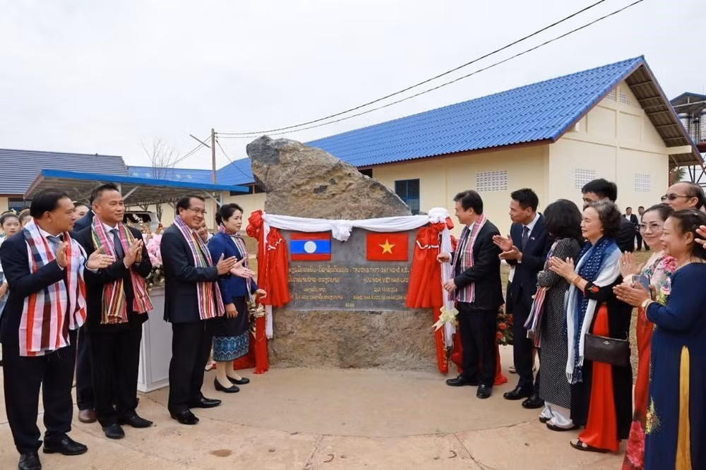 Bàn giao Trường THPT-dạy nghề kiểu mẫu hữu nghị Lào-Việt Nam ảnh 1