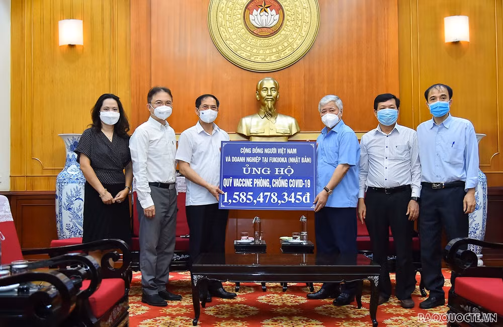 Trao hơn 3 tỷ đồng kiều bào ủng hộ chống dịch và Quỹ vaccine ảnh 1