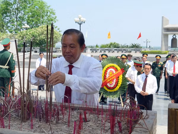 Tỉnh Quảng Trị tổ chức lễ Thượng cờ "Thống nhất non sông" ảnh 1