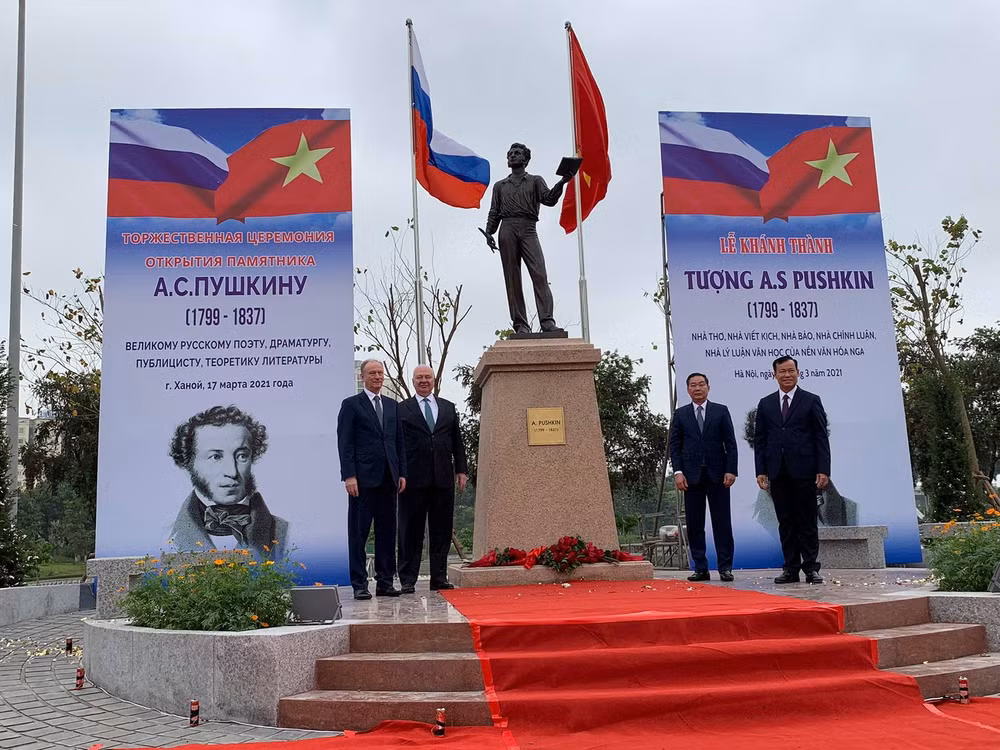 Khánh thành tượng đài đại thi hào Nga Pushkin tại Hà Nội ảnh 1