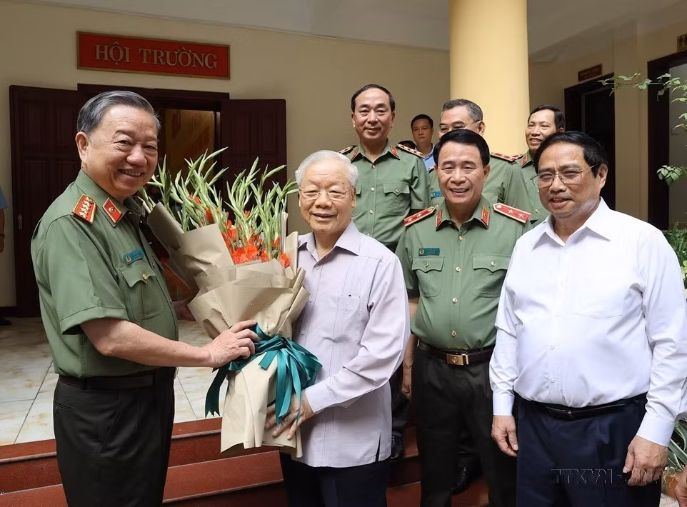 ttxvn_tong_bi_thu_nguyen_phu_trong_cong_an_va_quan_doi_2107.jpg