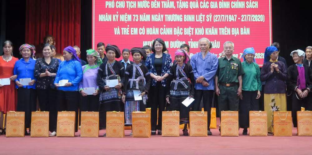 Phó Chủ tịch nước tặng quà các gia đình chính sách tại Lai Châu ảnh 1