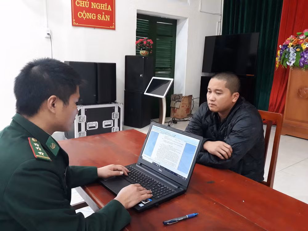 Quảng Ninh: Bắt giữ đối tượng vận chuyển gần 1.200 chai rượu nhập lậu ảnh 1