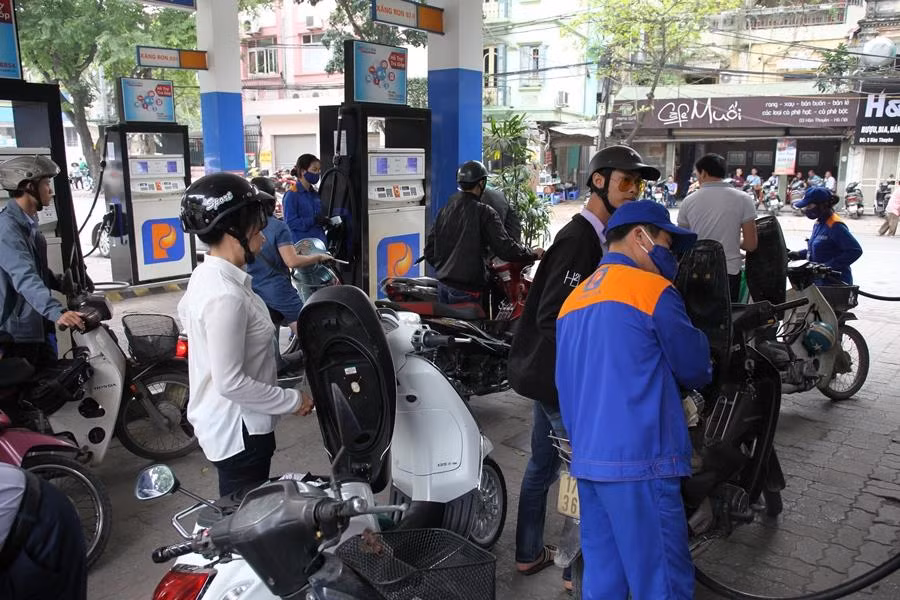Xăng E5 RON92 giảm 200 đồng mỗi lít sau khi tăng ba lần liên tiếp ảnh 1
