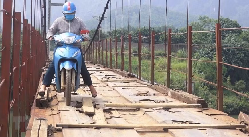 Người dân vui mừng khi cầu treo bắc qua sông Bôi được sửa chữa ảnh 2