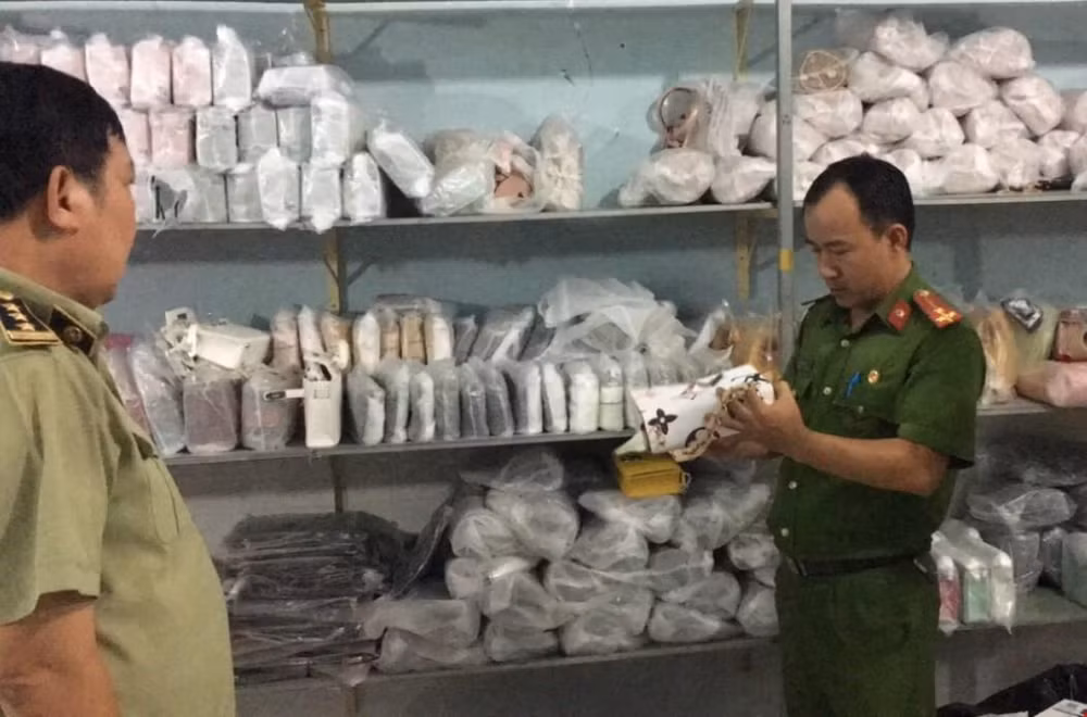 Tạm giữ số lượng lớn túi xách nghi giả nhãn hiệu nổi tiếng ảnh 2
