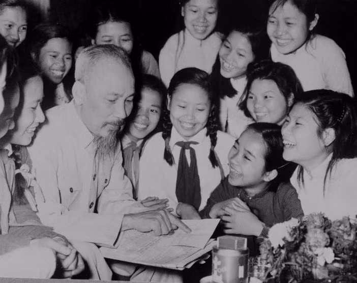 Họa sỹ Trần Từ Thành và câu chuyện về bức tranh 'Bác Hồ với thiếu nhi' ảnh 1