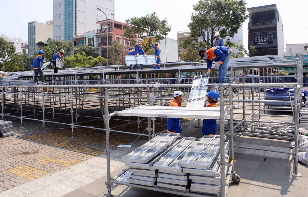 Lắp đặt khán đài hơn 21.000 chỗ ngồi phục vụ Lễ hội pháo hoa Đà Nẵng ảnh 2