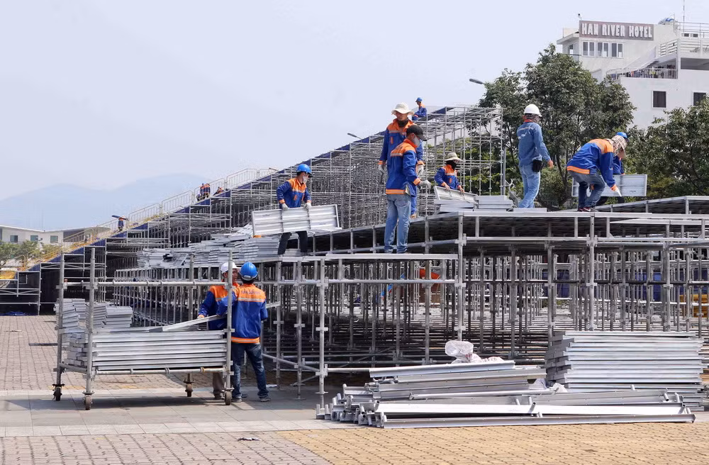 Lắp đặt khán đài hơn 21.000 chỗ ngồi phục vụ Lễ hội pháo hoa Đà Nẵng ảnh 1