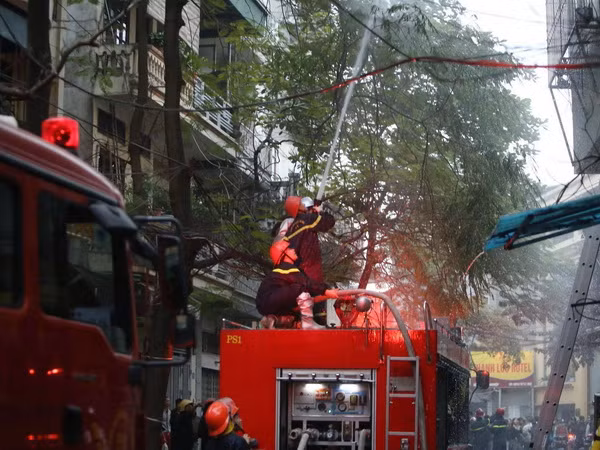 Hà Nội: Cháy lớn tại cửa hàng phụ tùng ôtô trên phố Lạc Nghiệp ảnh 1