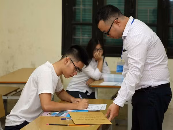 Phân tích dữ liệu điểm thi 63 tỉnh thành, soi nghi can tiêu cực ảnh 1