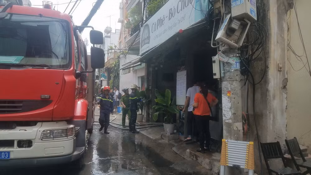 Giải cứu một người mắc kẹt trong ngôi nhà ba tầng bốc cháy ảnh 1