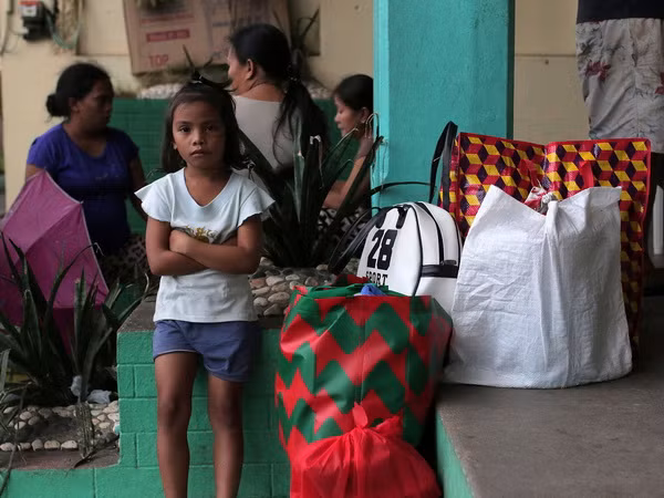 Cuộc sống tại Philippines bị ảnh hưởng nghiêm trọng do núi lửa ảnh 1