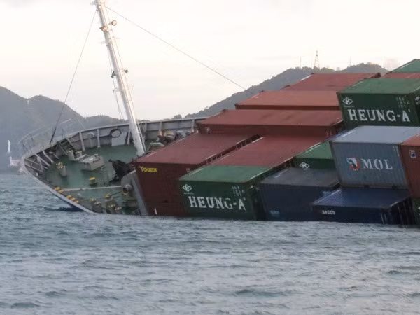 Chưa thể trục vớt container trên tàu chìm ở Vũng Tàu ảnh 1