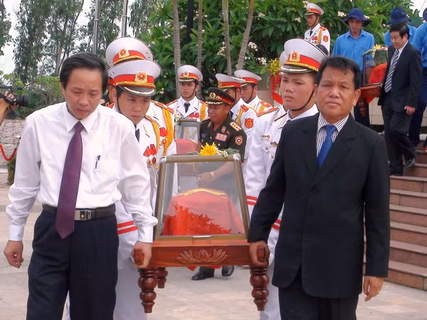 Truy điệu và an táng 32 hài cốt liệt sỹ hy sinh tại Lào ảnh 1