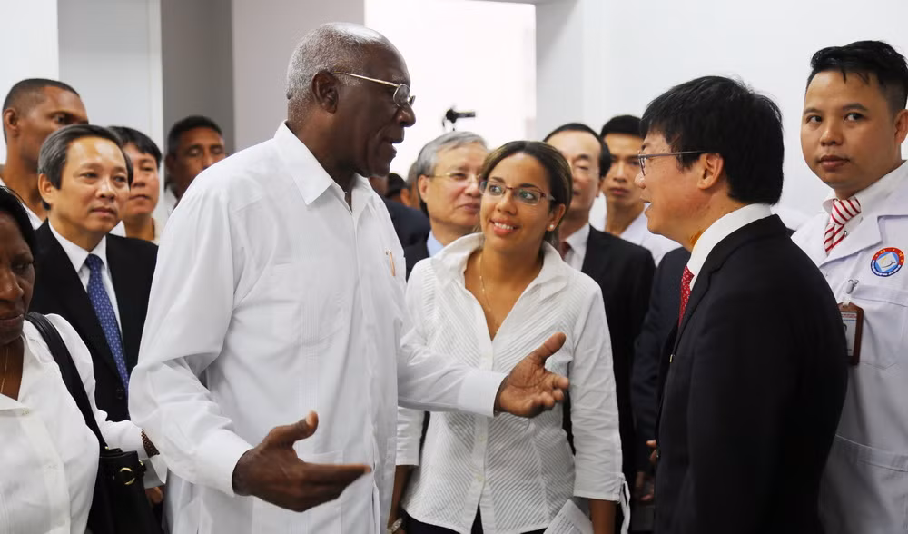 Đoàn đại biểu Cuba thăm Bệnh viện Hữu nghị Việt Nam-Cuba Đồng Hới ảnh 1