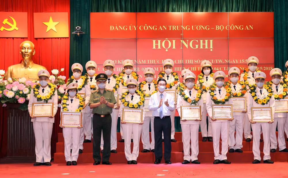 Phát huy trách nhiệm nêu gương trong lực lượng Công an nhân dân ảnh 2