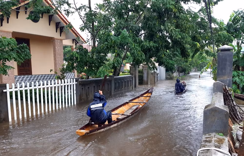 Mưa lũ lớn gây ngập úng và sạt lở đất tại nhiều địa phương ảnh 2