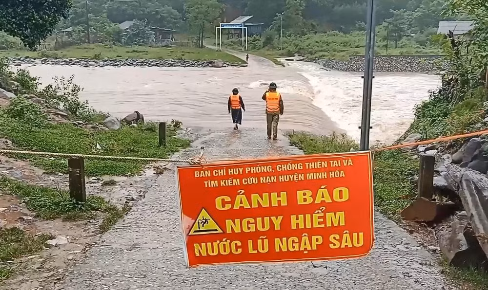 Mưa lũ lớn gây ngập úng và sạt lở đất tại nhiều địa phương ảnh 5