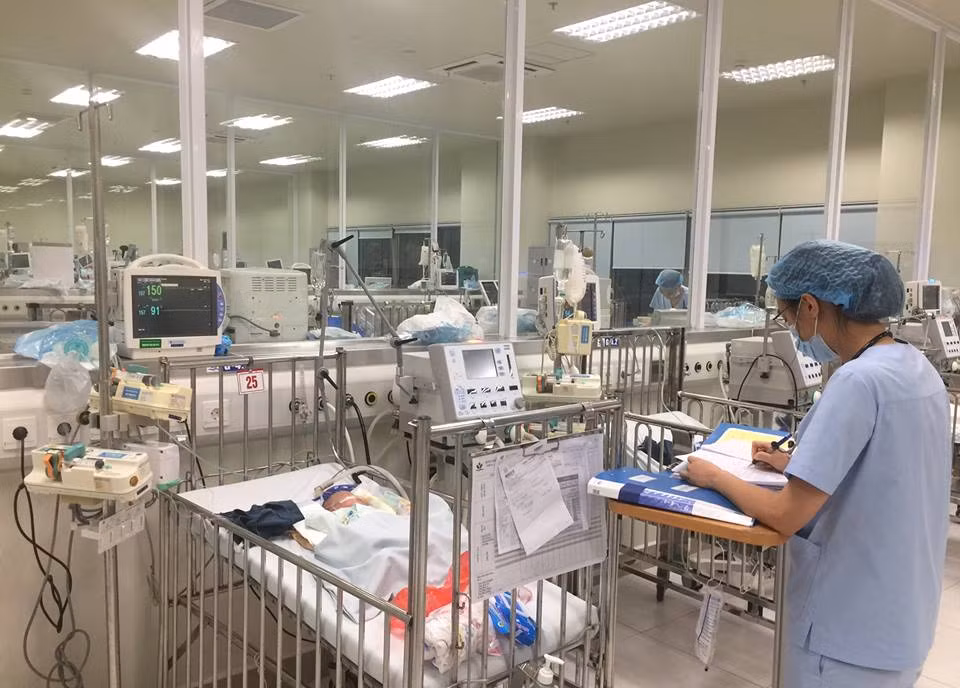 Điều trị cho bé sinh non 1,1 kg bố mẹ tử vong ở đám cháy gần Viện Nhi ảnh 1