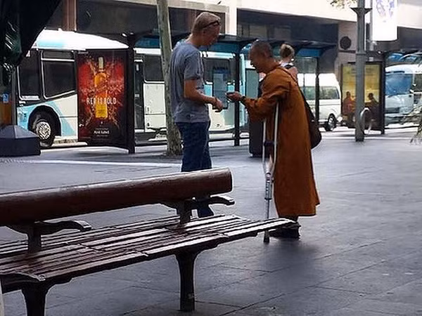 Xuất hiện tình trạng giả dạng nhà sư để xin tiền ở Australia ảnh 1