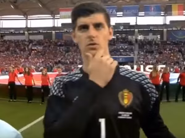 Hành động kỳ lạ của thủ thành Thibaut Courtois khi hát quốc ca ảnh 1