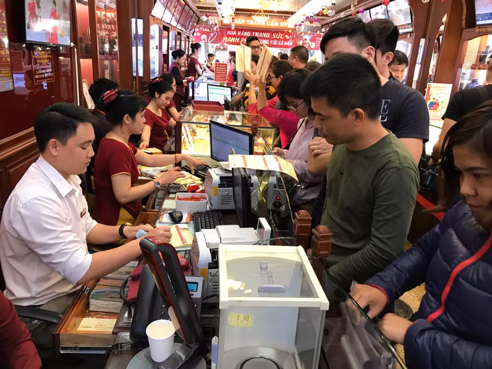 Vàng SJC trong nước và thế giới cùng giảm phiên mở cửa đầu tuần ảnh 1
