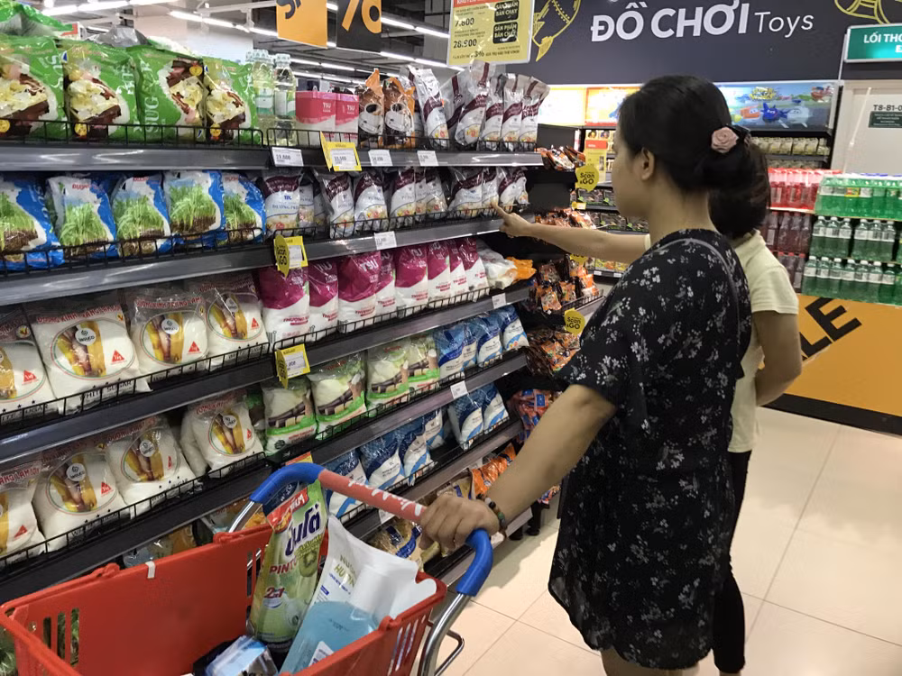 Tiêu dùng thông thái: Đẩy 'quả bóng' trách nhiệm cho khách hàng? ảnh 1