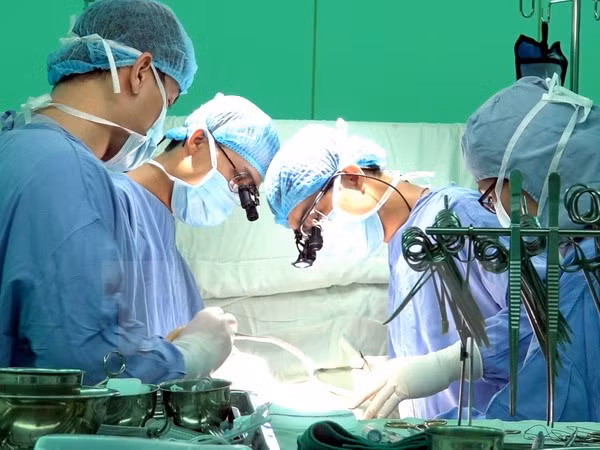 Tái tạo đường tiêu hóa cho bệnh nhân bị u ác tính vùng đầu tụy ảnh 1