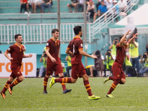 Thắng Tottenham, U19 AS Roma chạm một tay vào cúp ảnh 1