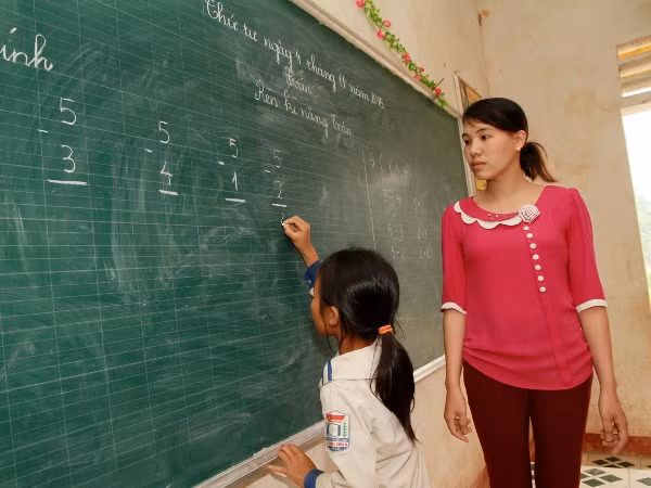 Nâng lương giáo viên, bỏ quên cán bộ quản lý giáo dục? ảnh 1