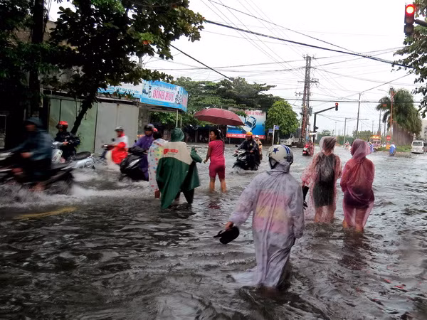 Cảnh báo lũ lớn kéo dài, ngập lụt sâu từ Quảng Nam đến Phú Yên ảnh 1