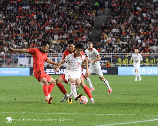 Đội tuyển Việt Nam thăng tiến trên bảng xếp hạng FIFA tháng 10 ảnh 1